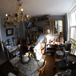 Winkelvloer met meubels, spiegels, kroonluchter, decoratieobjecten en diverse tweedehands spullen uitgestald