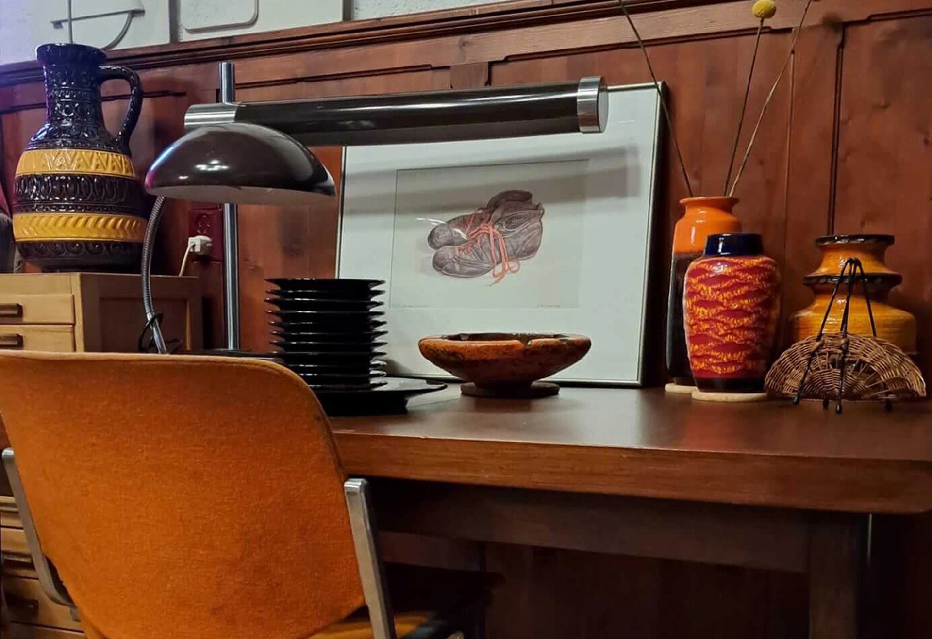 Kringloopwinkel Overbodig-Interessant in Lobith met tweedehands antiek, boeken en kleding