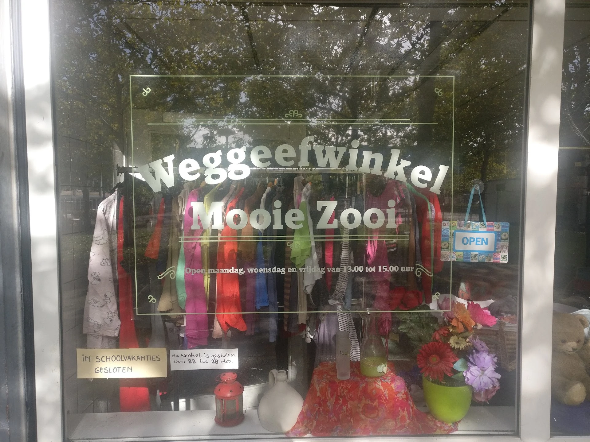 Kringloopwinkel Overhoop Buurtwinkel in Utrecht met tweedehands huishoudelijke artikelen, kleding en meubels