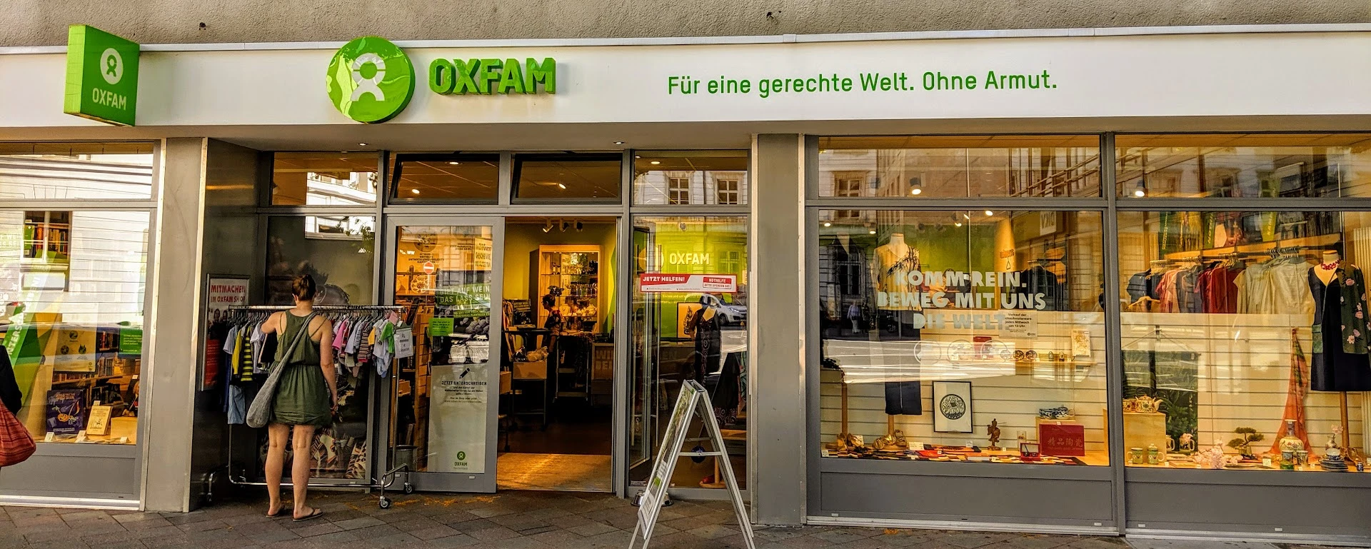 Oxfam Shop Aachen in Aachen met tweedehands meubels en kleding