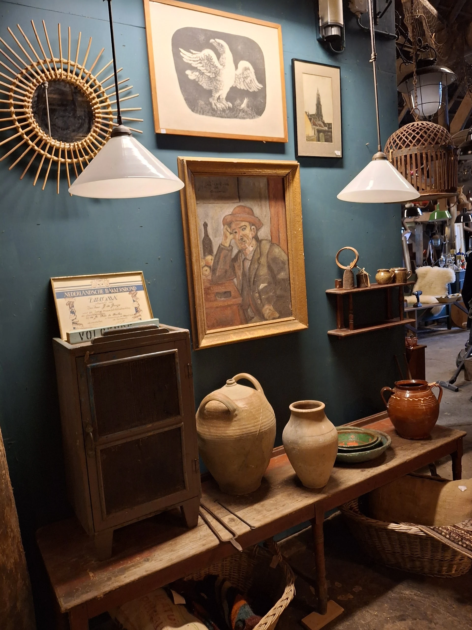 Kringloopwinkel Pand28 in Wezup met tweedehands elektronica, huishoudelijke apparaten en kleding