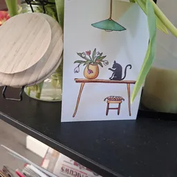 Illustratief kunstwerk met afbeelding van een plant in pot, kat en tafel met kruk