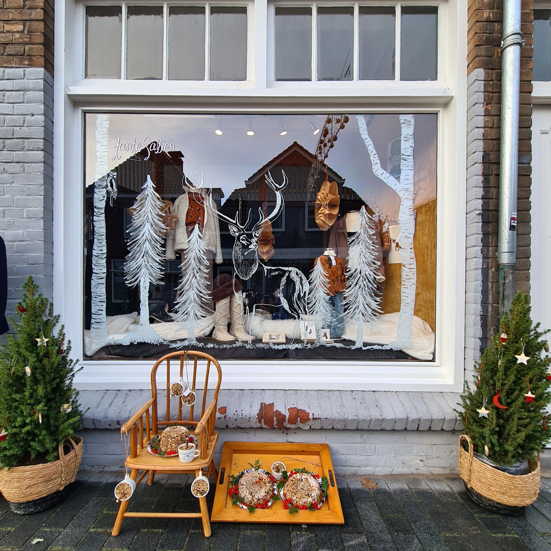 PARELS vanDaan tweedehands, uniek & lokaal in Velp met tweedehands meubels en kleding