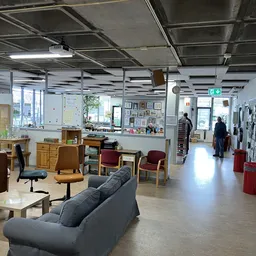 Winkelvloer met zitmeubels, tafels en diverse inrichtingsartikelen in een kringloopwinkel