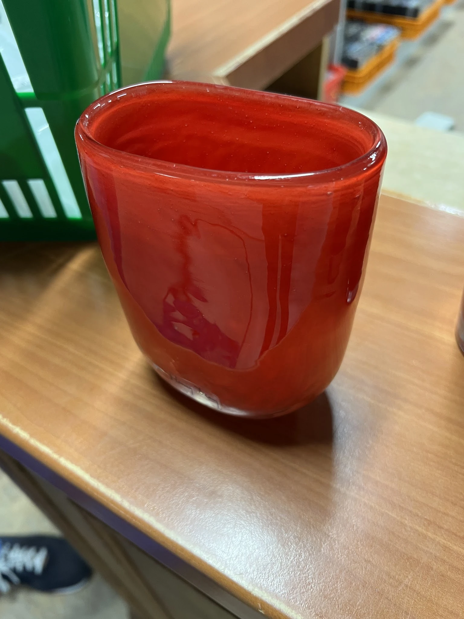 Glas met rood vruchtensap of drank op houten tafel