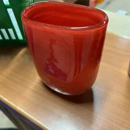 Glas met rood vruchtensap of drank op houten tafel