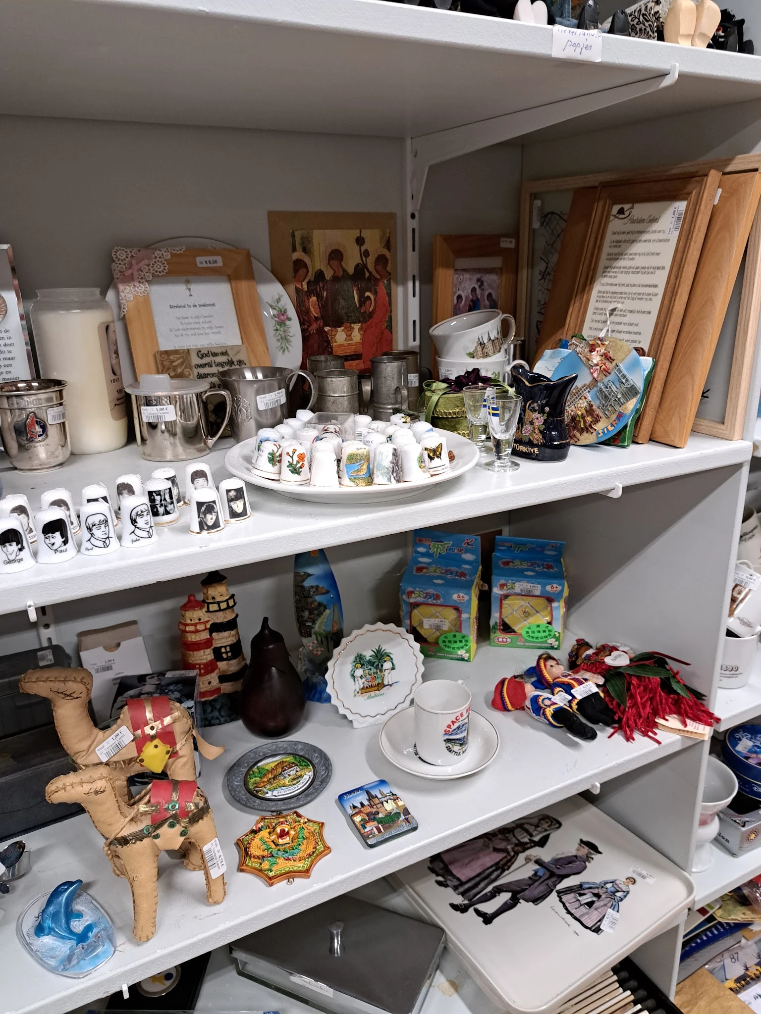 Winkelschappen met verzameling servies, bekers, decoratieve bordjes en diverse huishoudartikelen