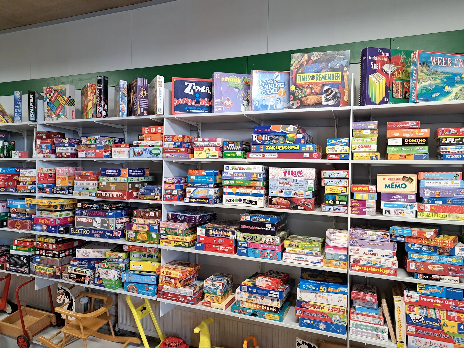 Brede stellingkasten vol met bordspellen en gezelschapsspellen in dozen