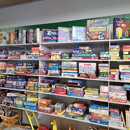 Brede stellingkasten vol met bordspellen en gezelschapsspellen in dozen