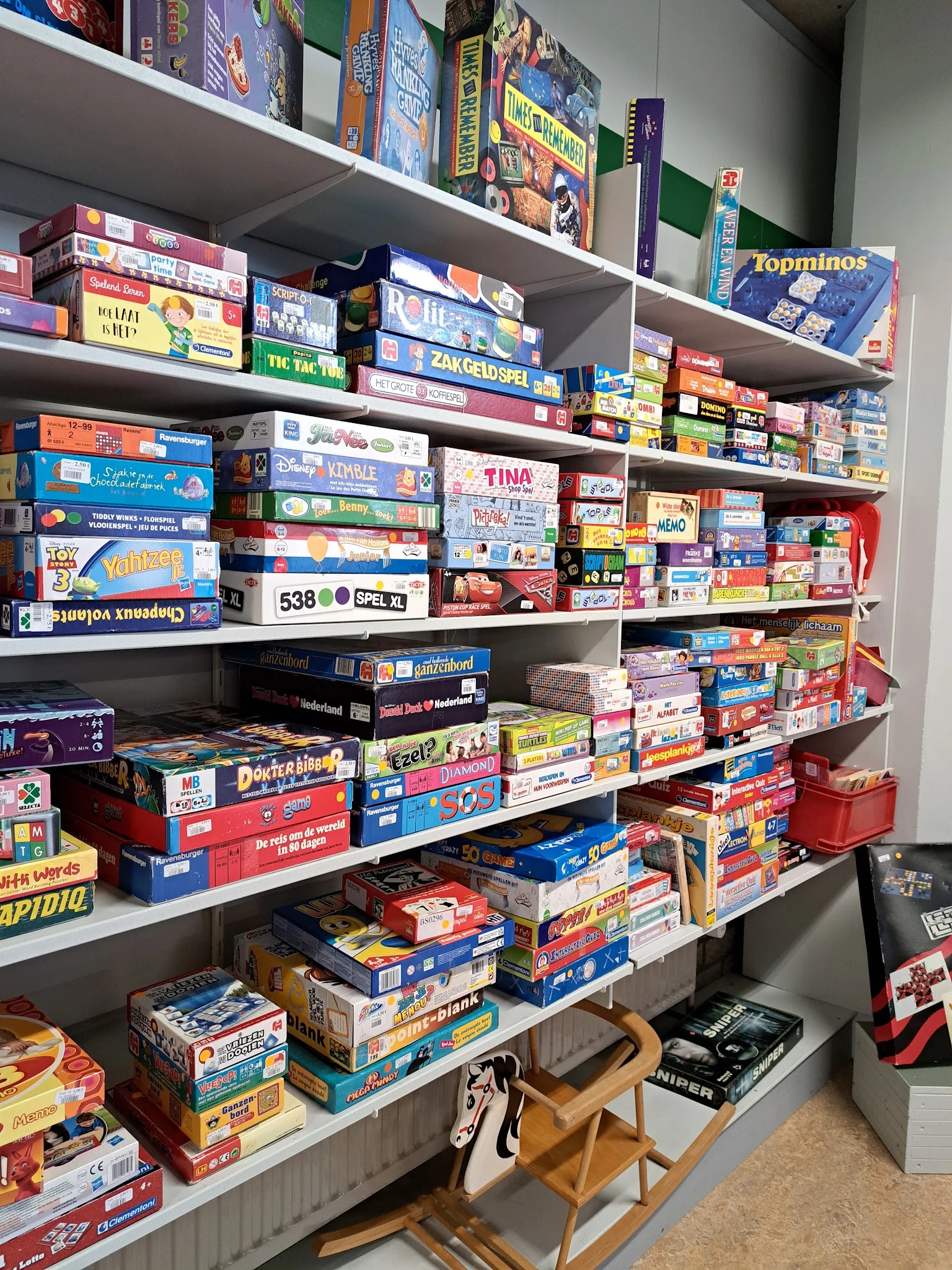 Stellingen vol met bordspellen en puzzels in dozen, kleurig en diverse aanbod