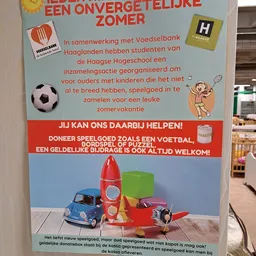 Poster met tekst over inzamelingsactie voor kinderen, speelgoed en zomervakantie met logo's en illustraties