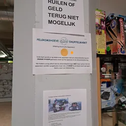 Informatiebord met waarschuwing over elektrische apparaten en afbeelding van kringloopwinkel