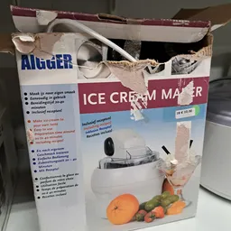 Verpakking van een ijsmachine met Nederlandse en andere taalvarianten op het doosmateriaal