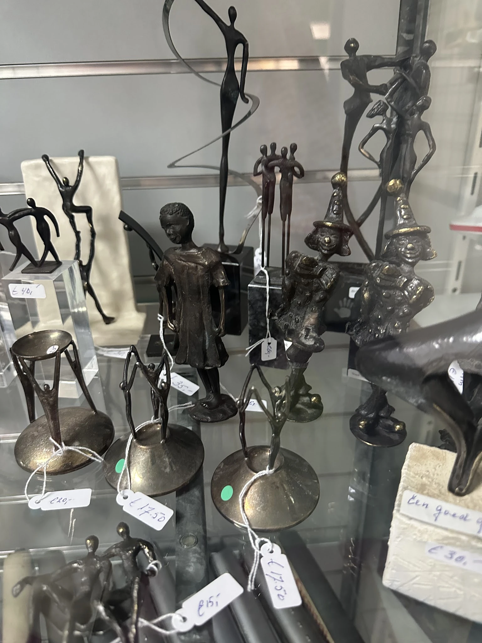 Vitrinekast met diverse bronzen beeldjes en decoratieve objecten