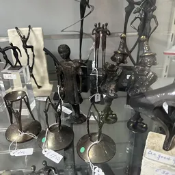 Vitrinekast met diverse bronzen beeldjes en decoratieve objecten