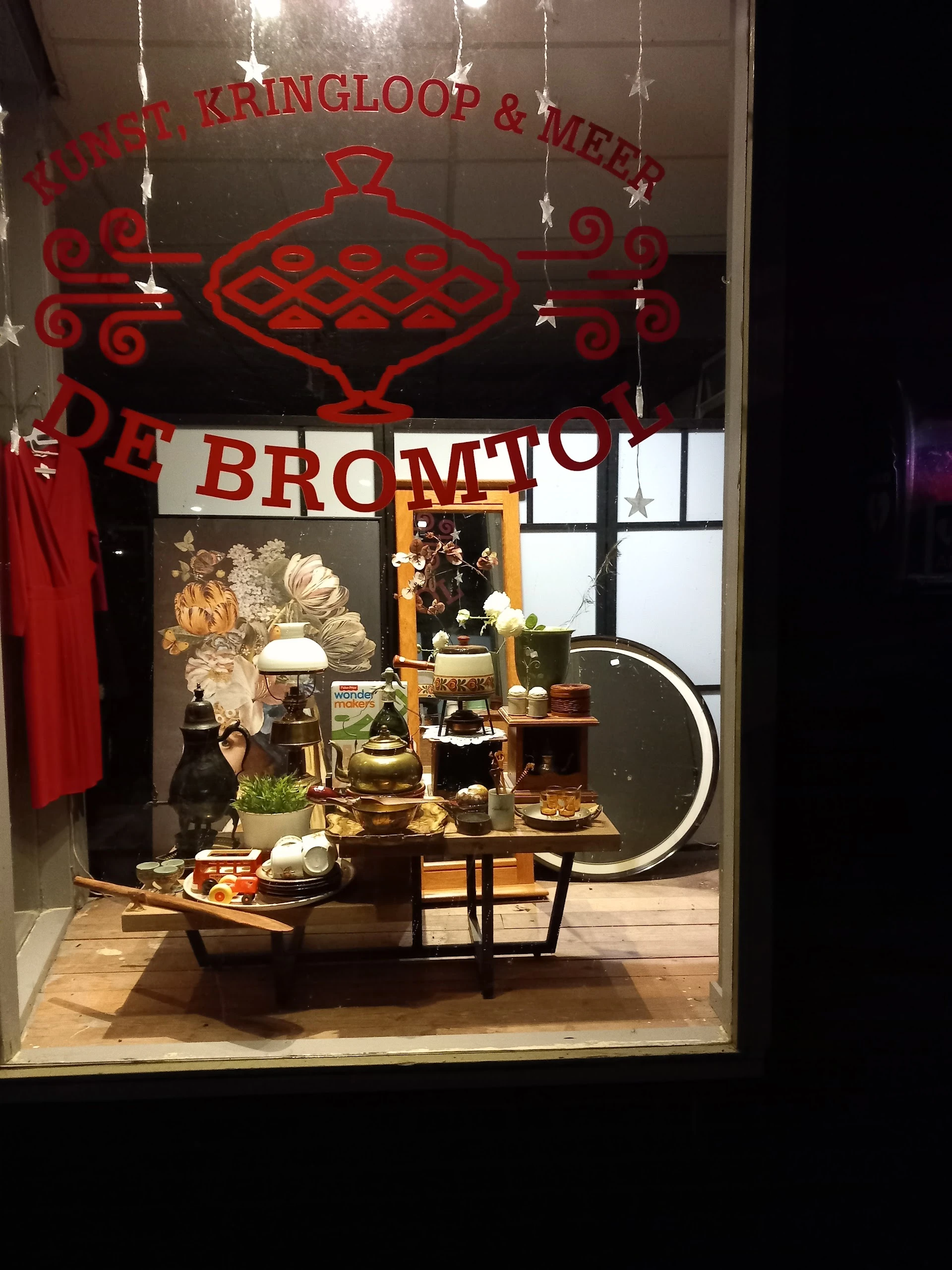 Planten en Kringloopwinkel De Bromtol in Bennekom met tweedehands boeken, gereedschappen en huishoudelijke apparaten