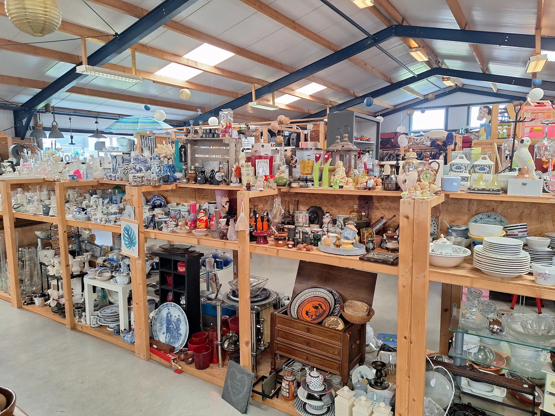 Kringloopwinkel Poco Loco in Menaam met tweedehands elektronica, kleding en meubels