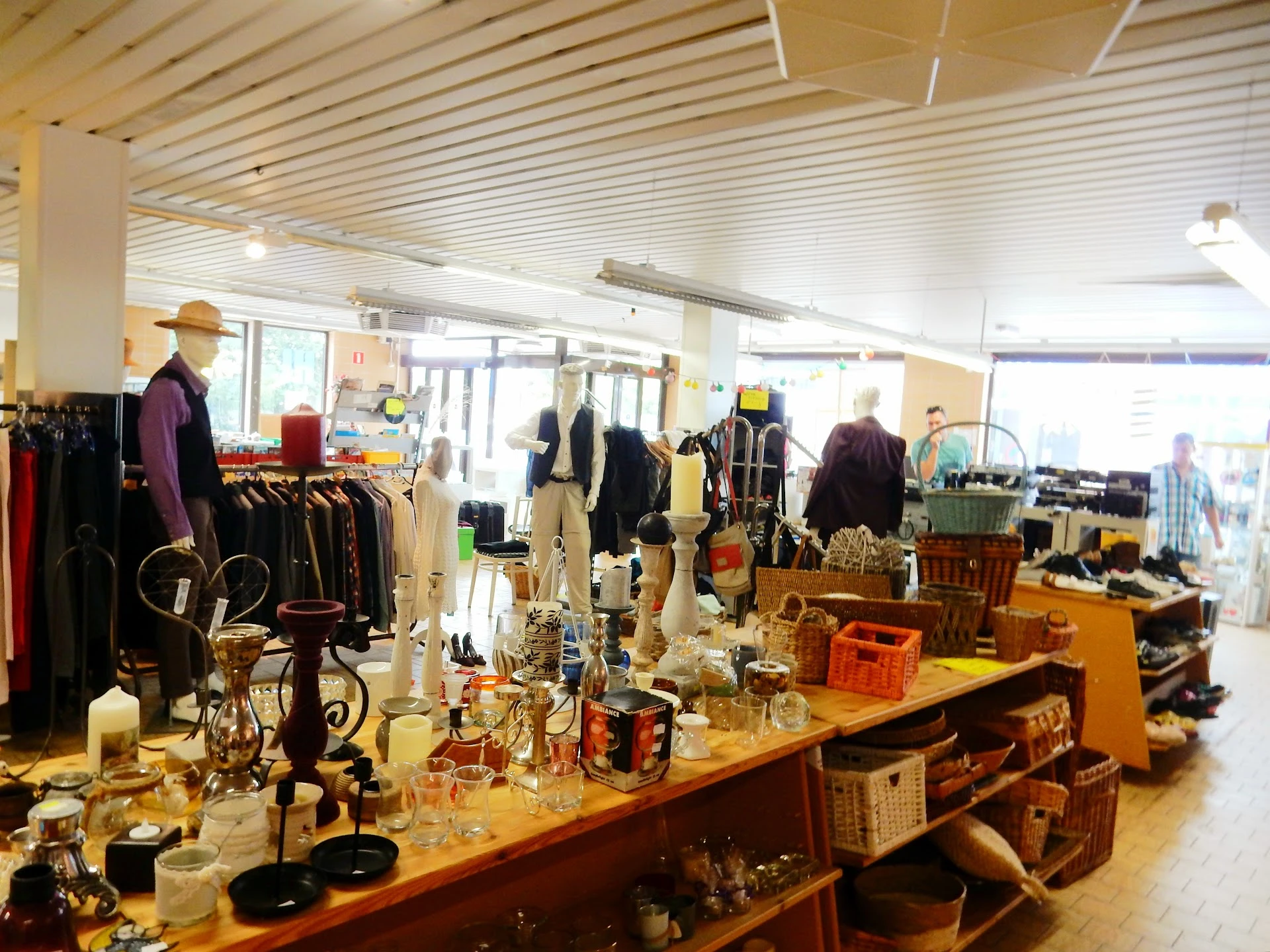 Kringloopwinkel popup store HL in Hoogerheide met tweedehands boeken, kleding en meubels