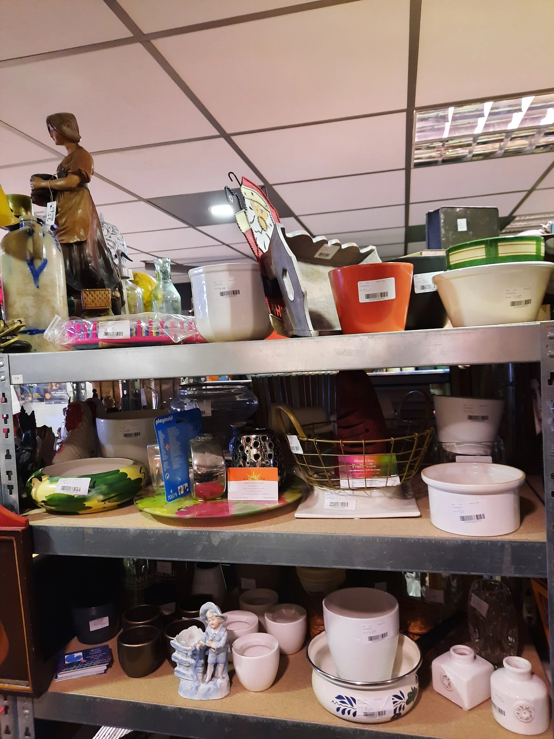 Kringloopwinkel Prottewille Dienstverlening in Aldeboarn met tweedehands boeken, elektronica en kleding