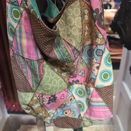 Kleurrijke patchwork sjaal of omslagdoek met bloemenprint in roze, groen, bruin en turquoise