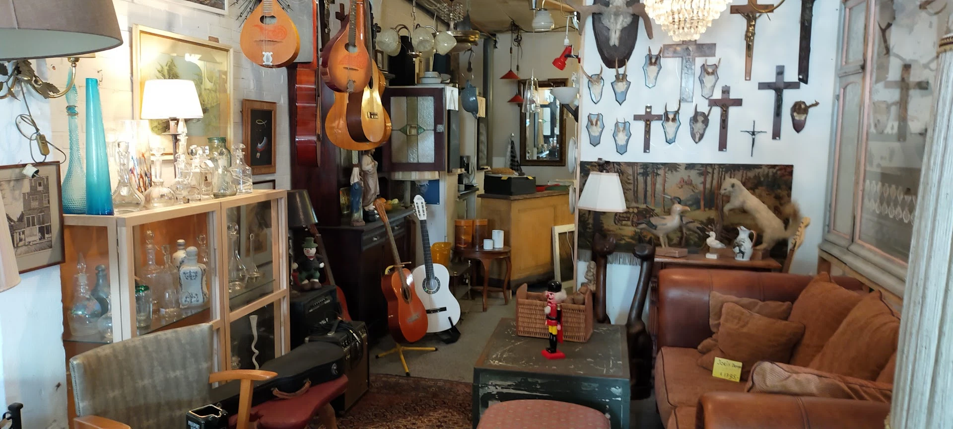 Kringloopwinkel Puur Toeval in Groningen in Groningen Stad met tweedehands huis- en inrichting, retro lamp en vintage kleding
