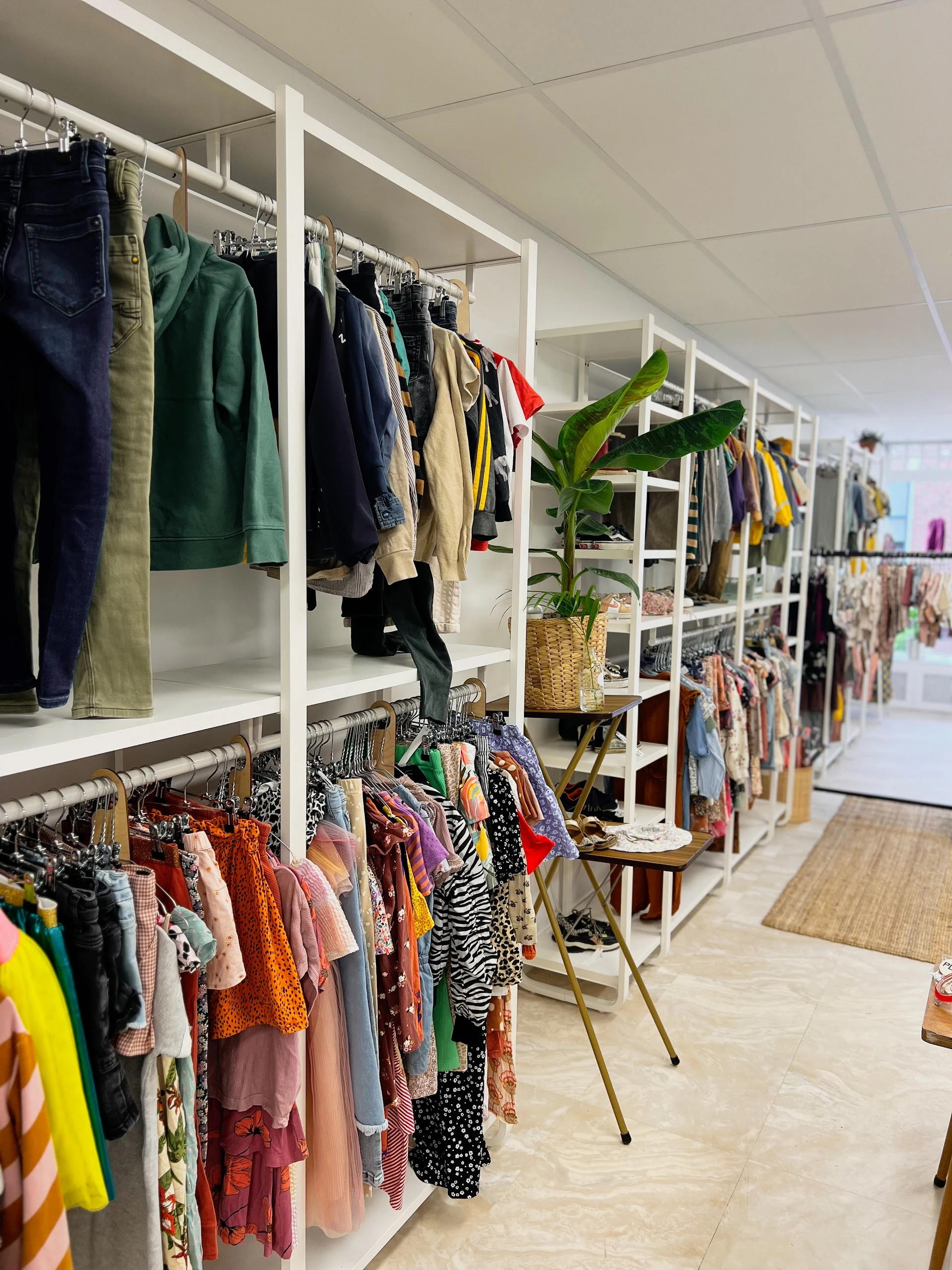 PUUT Zuidhorn in Zuidhorn met tweedehands meubels en kleding