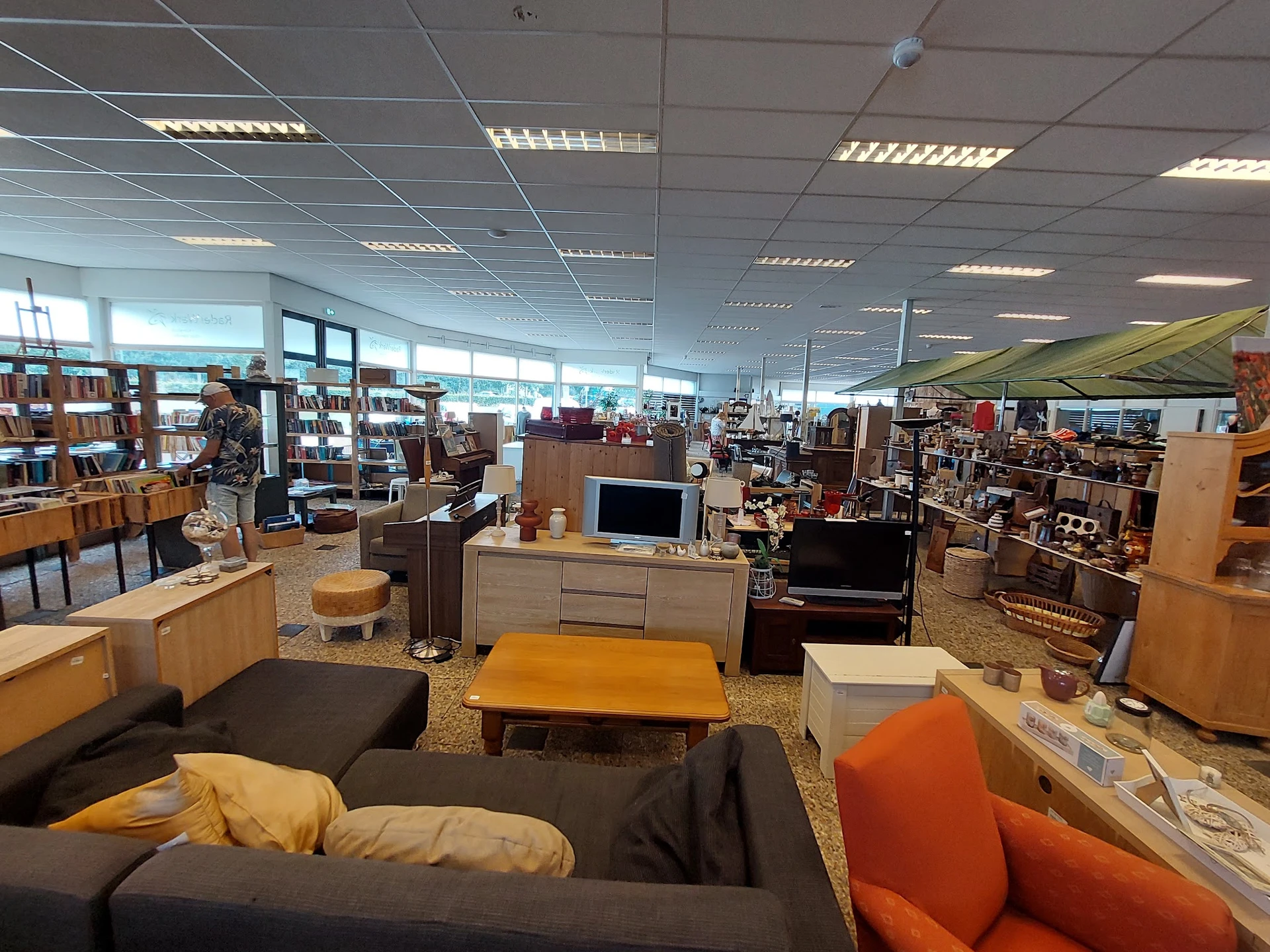 Winkelvloer met meubels, boeken en gebruikte spullen in een kringloopwinkel