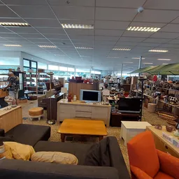 Winkelvloer met meubels, boeken en gebruikte spullen in een kringloopwinkel