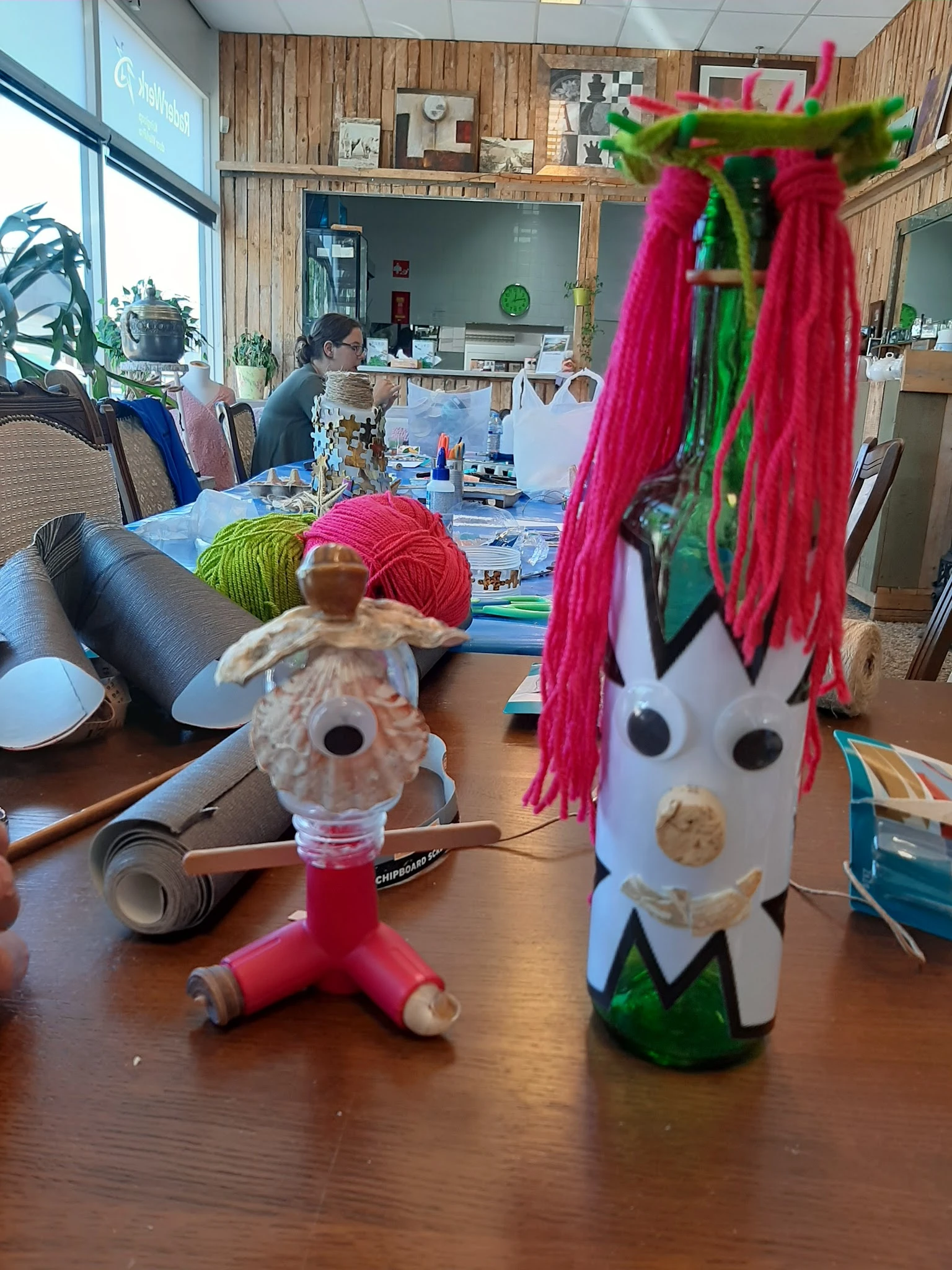 Craftworkshop met zelfgemaakte decoraties van gerecyclede materialen op een tafel