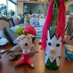 Craftworkshop met zelfgemaakte decoraties van gerecyclede materialen op een tafel