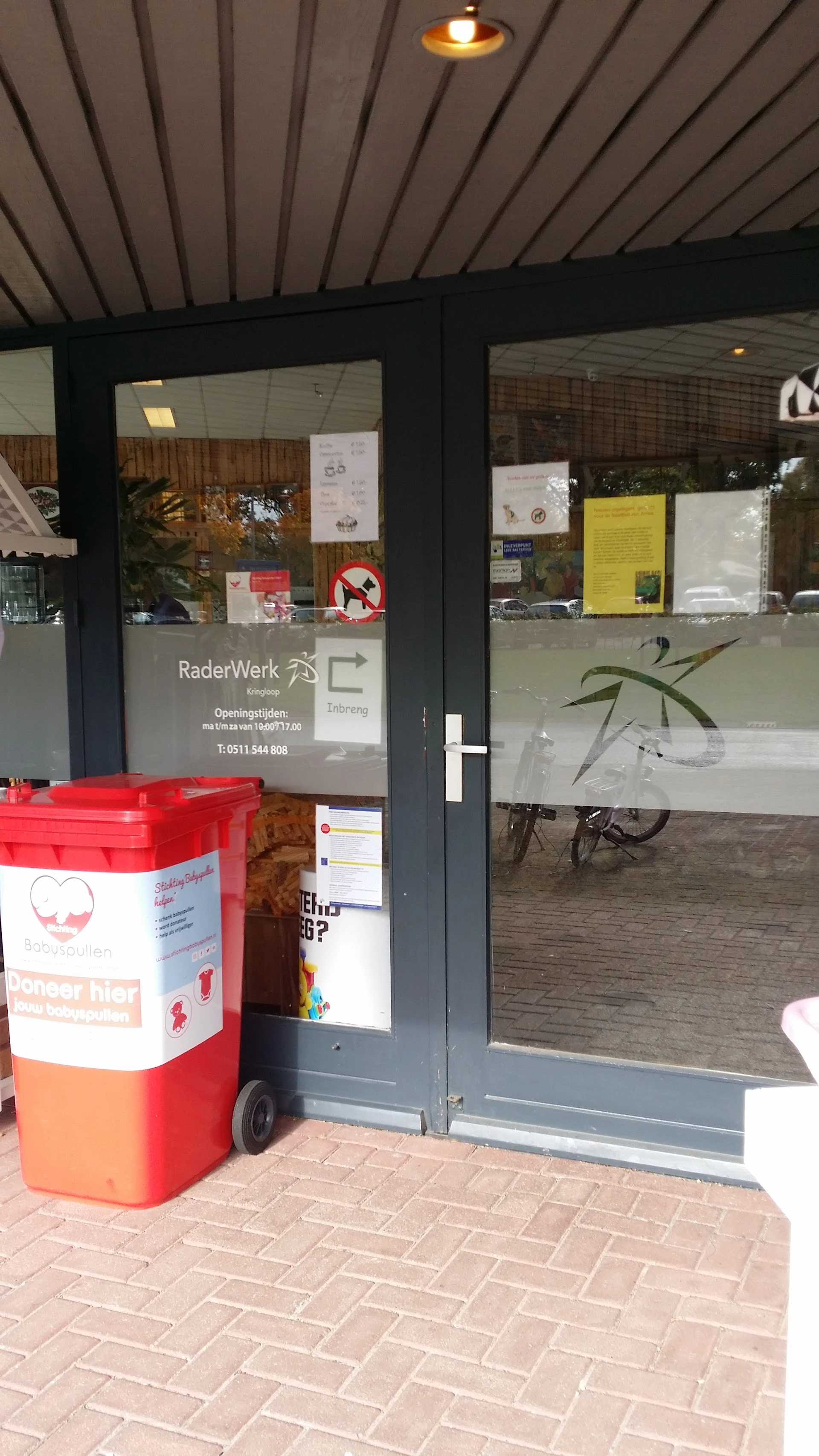 RaderWerk Buitenpost in Buitenpost met tweedehands meubels en kleding