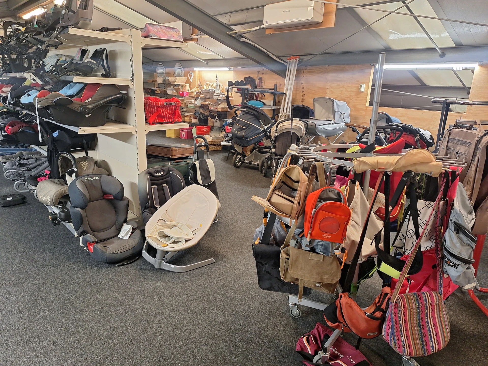 Kinderwagens, autostoeltjes, babykleding en ander tweedehands babyspullen in de winkel