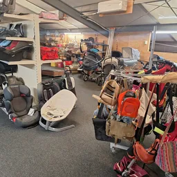 Kinderwagens, autostoeltjes, babykleding en ander tweedehands babyspullen in de winkel