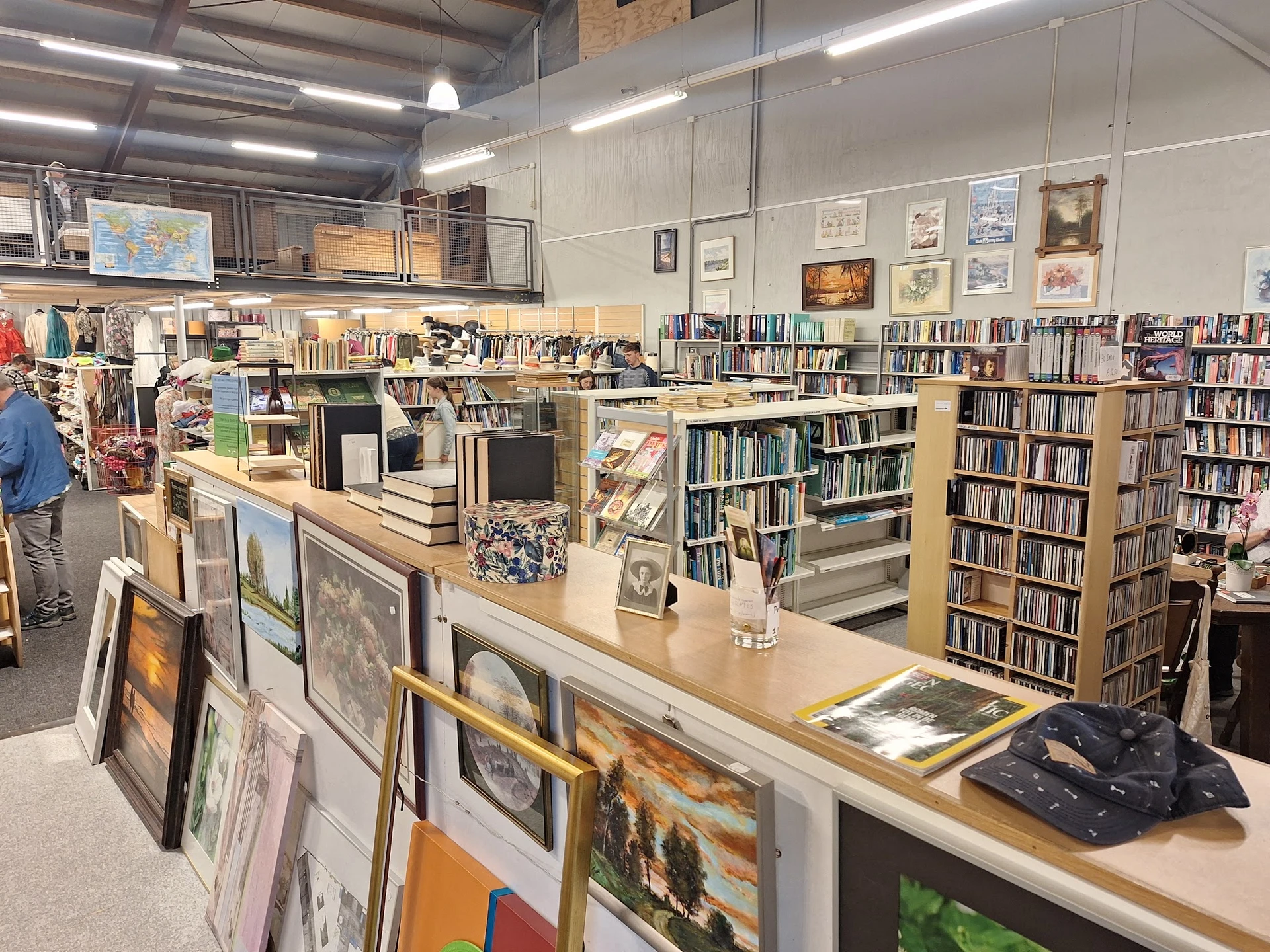 Boekenrekken en stellingen met boeken, cd's en dvd's in een kringloopwinkel