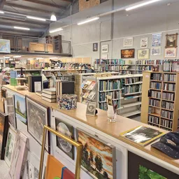 Boekenrekken en stellingen met boeken, cd's en dvd's in een kringloopwinkel