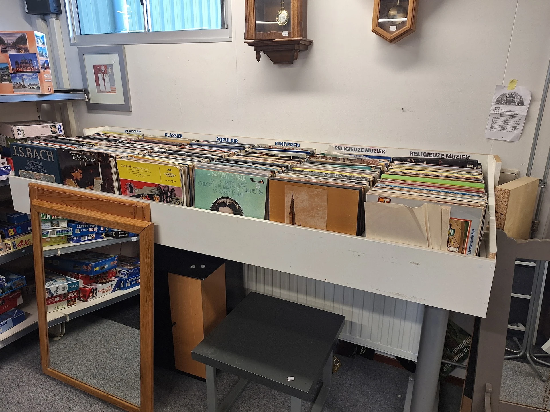 Vinyl platen en LP's uitgestald in een rek met alfabetische scheidingstabbladen in een kringloopwinkel