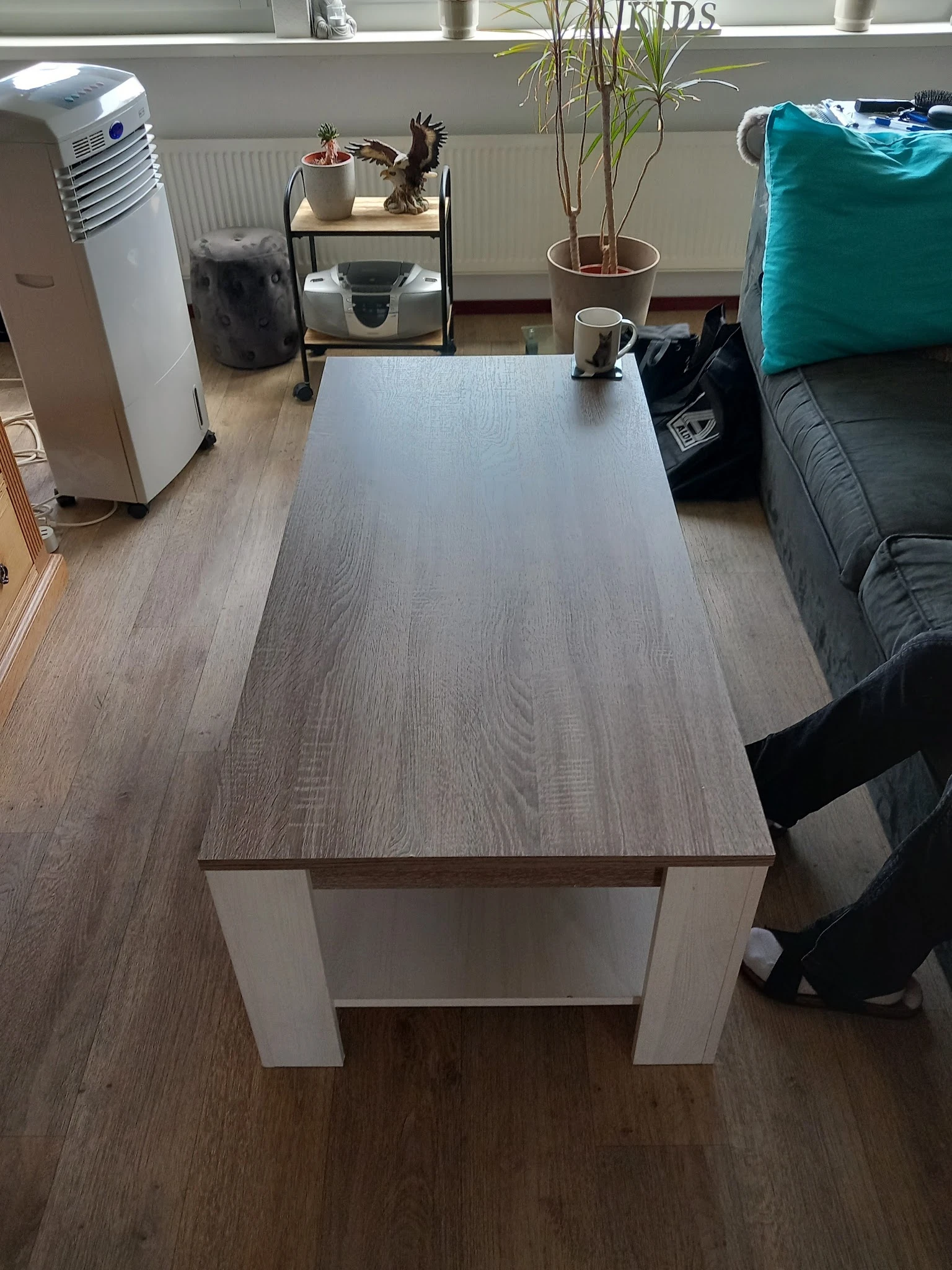 Tweedehands houten tafel met witgebeitst onderstel, gezien vanaf bovenkant in winkelruimte