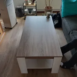 Tweedehands houten tafel met witgebeitst onderstel, gezien vanaf bovenkant in winkelruimte