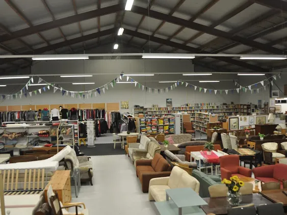 Winkelvloer met meubels, boeken en kleding in een kringloopwinkel