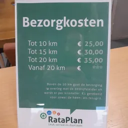 Prijsbord met bezorgkosten in kilometers en euro's