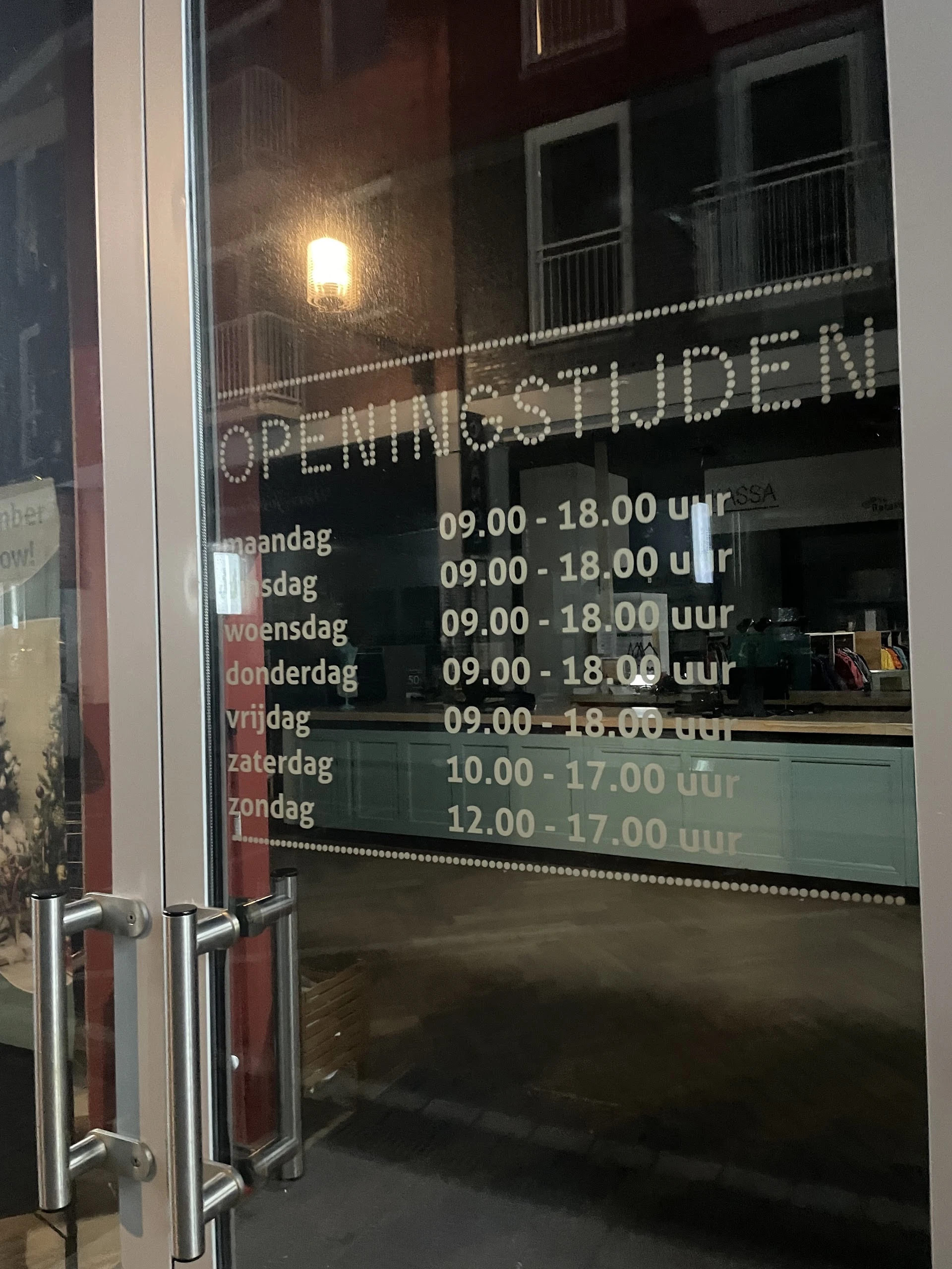 Kringloopwinkel Rataplan in Spijkenisse met tweedehands boeken, gereedschappen en huishoudelijke apparaten