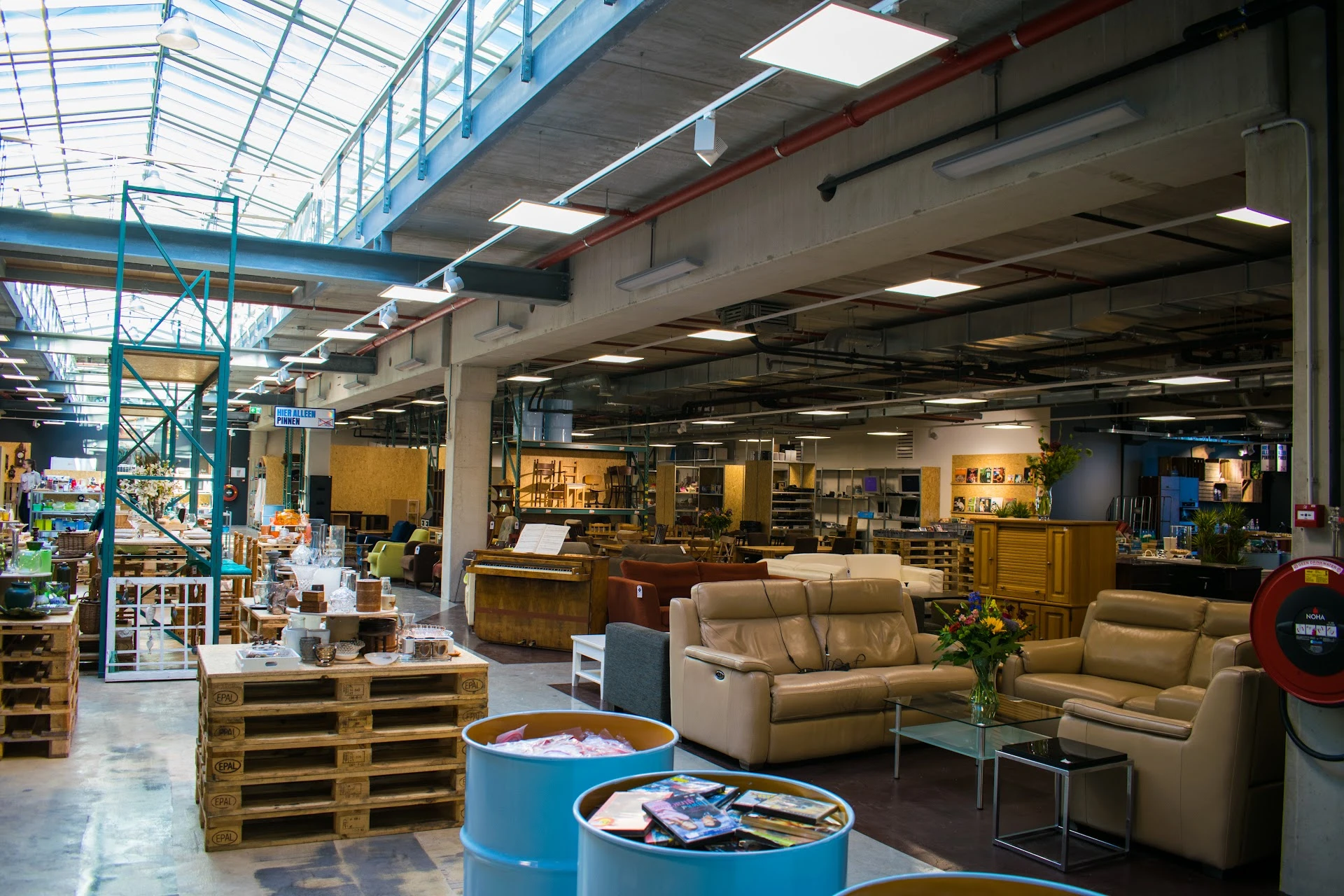 Kringloopwinkel RataPlan+ Thrift store in Amersfoort