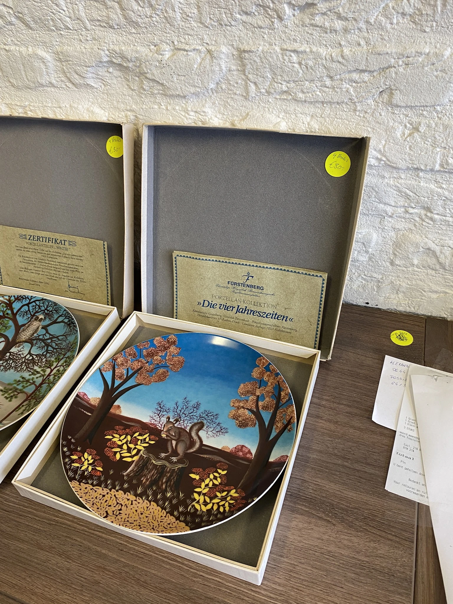 Decoratieve borden en kunstwerken met natuurmotieven in originele verpakking, waaronder een bord met vier seizoenen en certif
