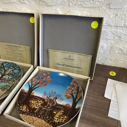 Decoratieve borden en kunstwerken met natuurmotieven in originele verpakking, waaronder een bord met vier seizoenen en certif