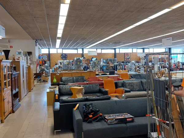 Winkelinterieur met zwarte en oranje banken en meubels op de uitstallingsruimte, heldere plafondverlichting