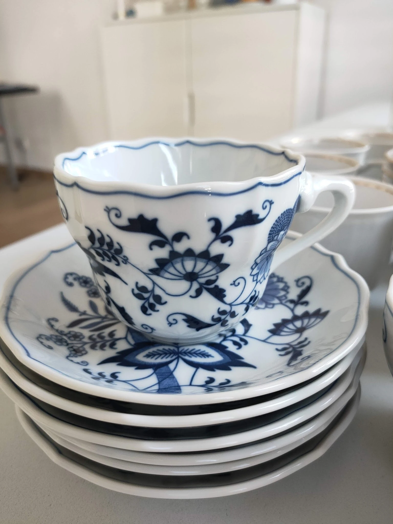 Blauw-wit porselein kopje en schotel met Delfts blauw decor