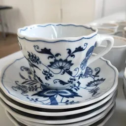 Blauw-wit porselein kopje en schotel met Delfts blauw decor