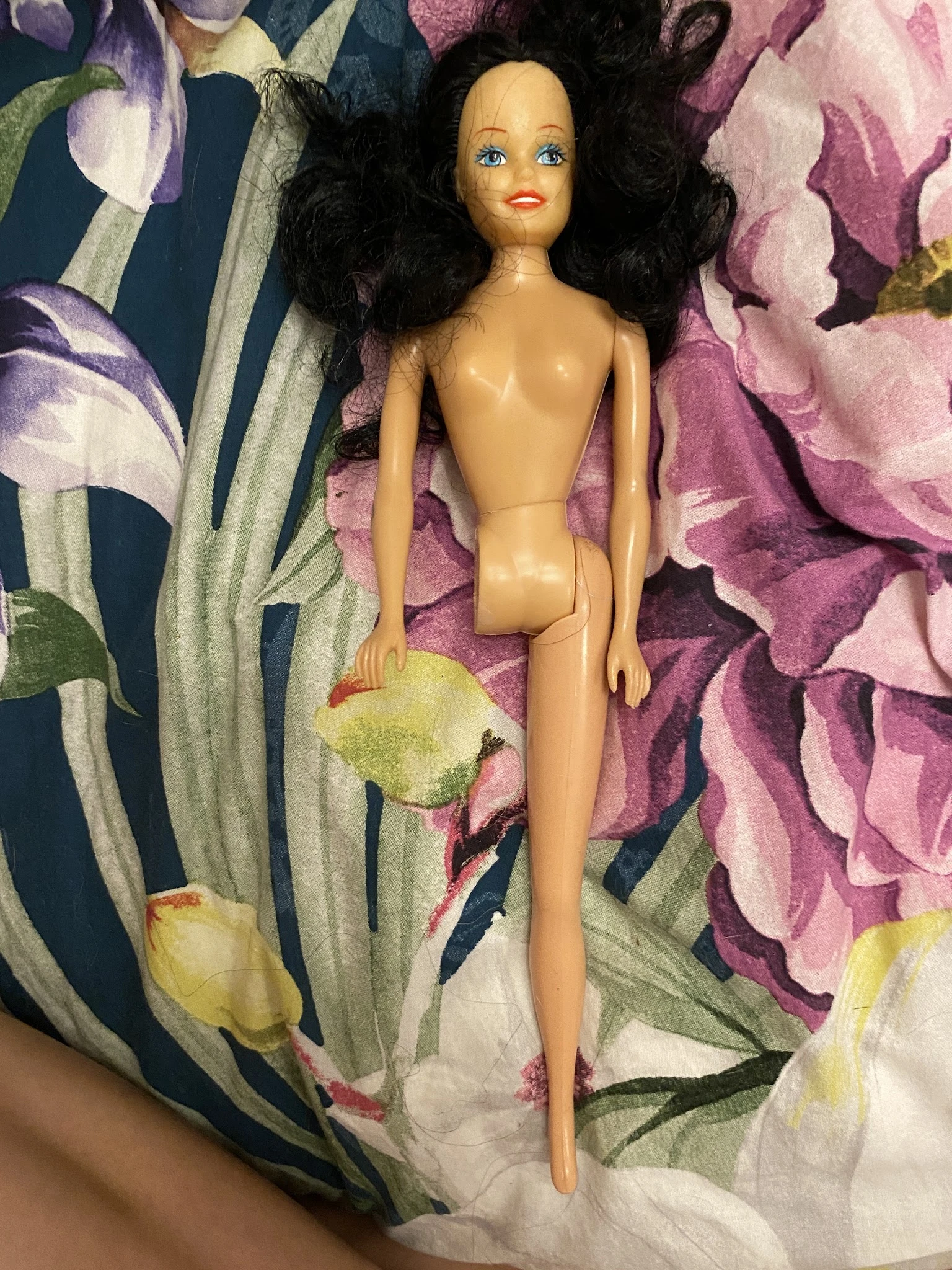 Mannequinpop zonder kleding op bloemenbehang