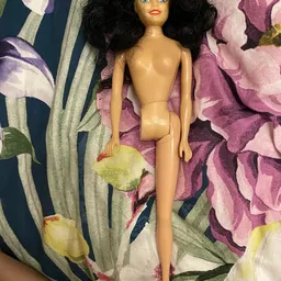 Mannequinpop zonder kleding op bloemenbehang