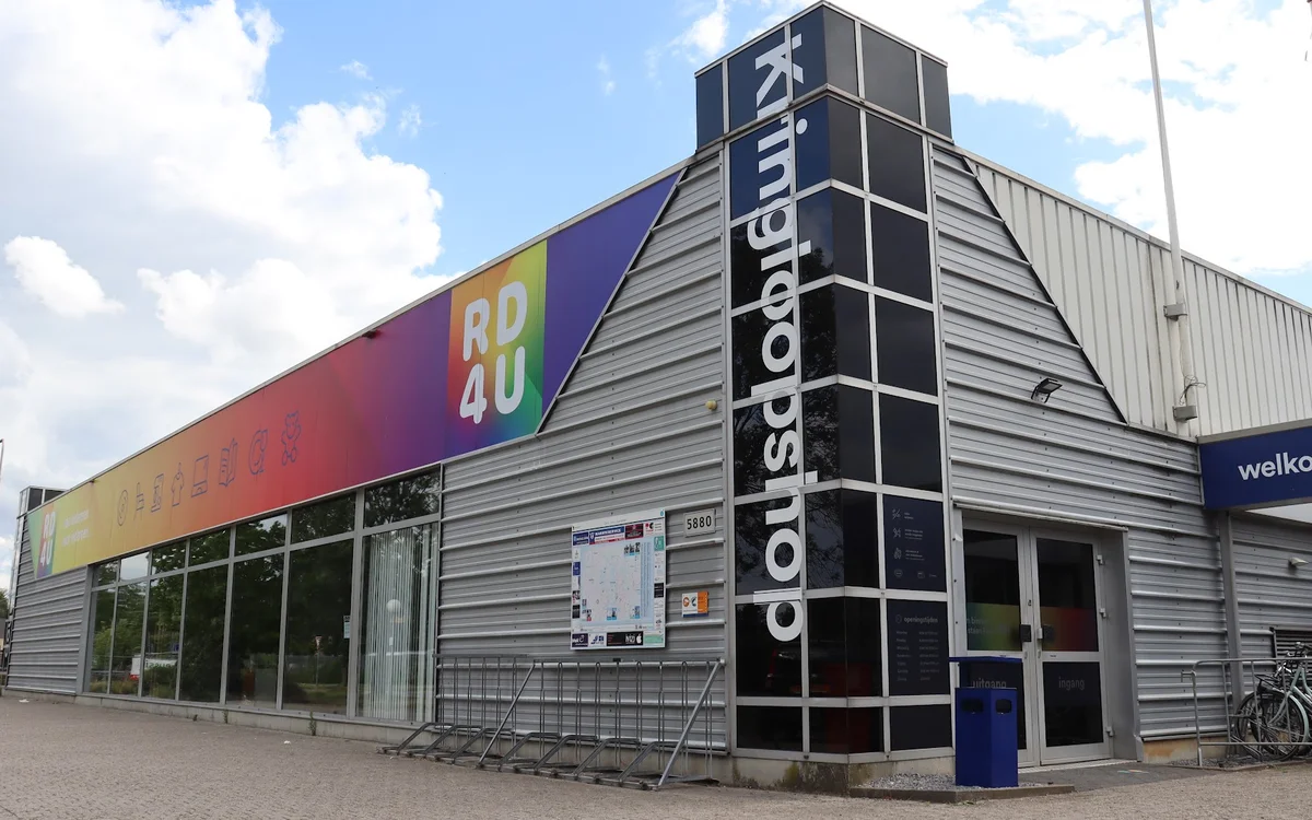 Exterieur van RD4U kringloopshop met gekleurde gevel, groot logo op zijkant en ingang met winkelramen